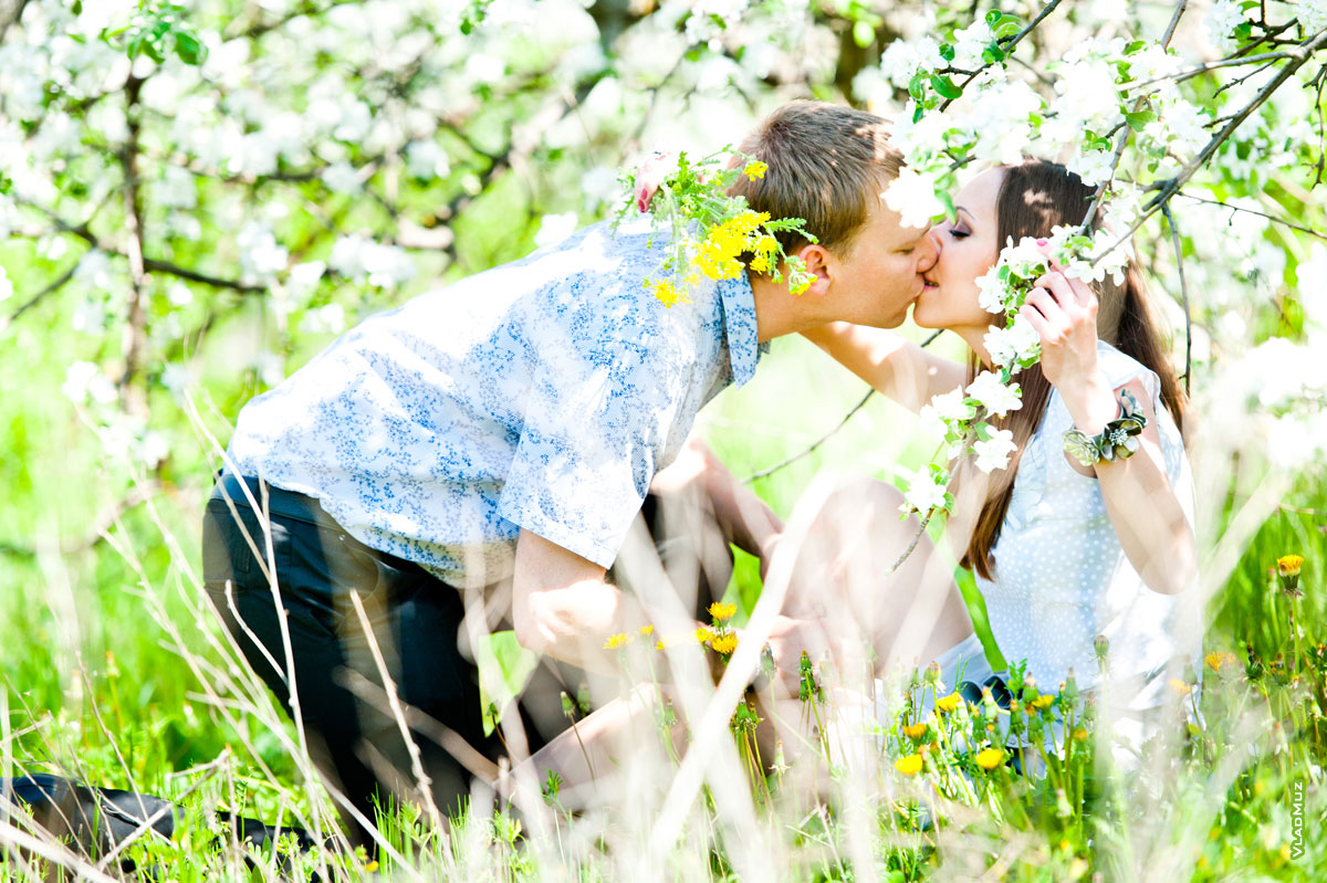Фото поцелуя влюбленных из лав-стори в цветущем саду