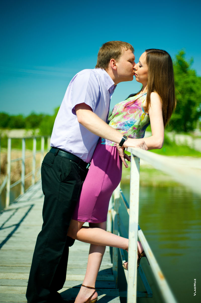 Фото из лав-стори во время романтической встречи на берегу: поцелуй на пристани