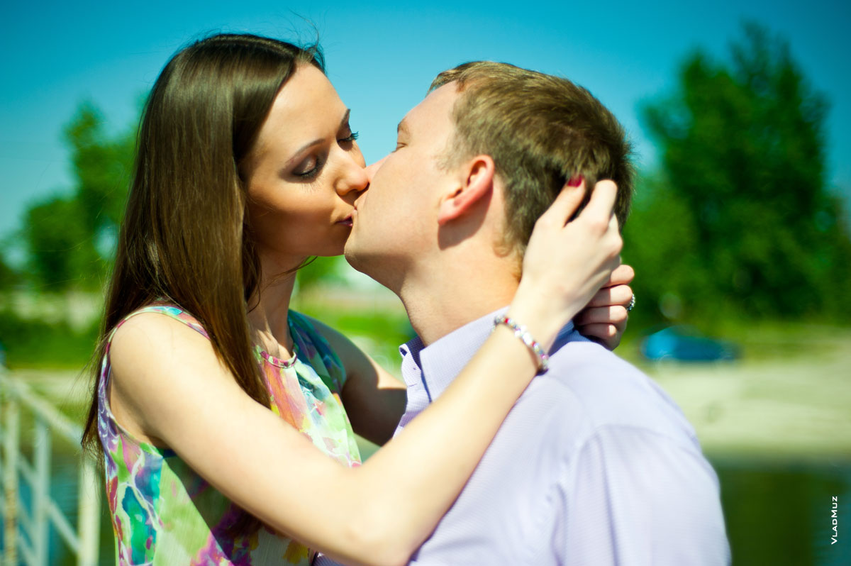 Фото из лав-стори: поцелуй влюбленных во время встречи на берегу