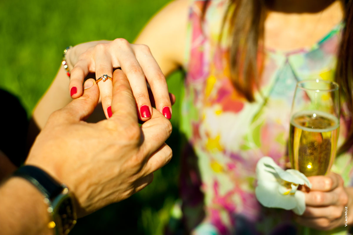 Фото из лав-стори: кольцо и руки крупным планом