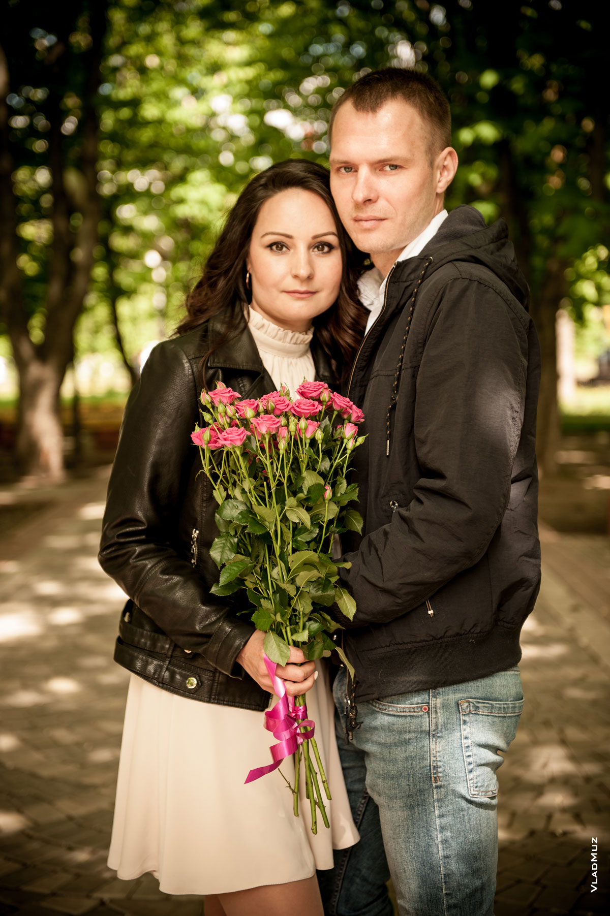 Фото мужчины и девушки с букетом цветов