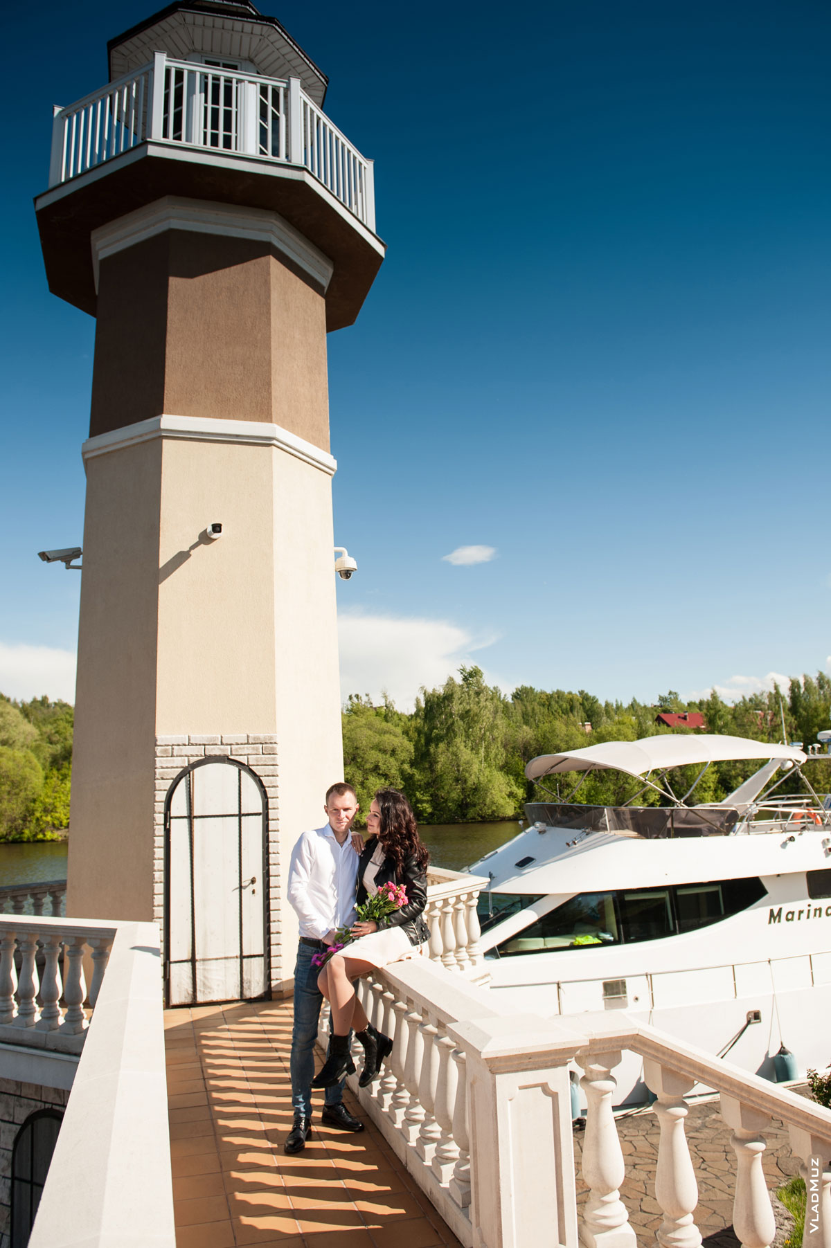 Фото влюбленной пары на фоне маяка и яхты у ресторана «Белый берег» (Раменский район, с. Верхнее Мячково)