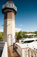 Фото счастливой влюбленной пары на фоне маяка и яхты у ресторана «Белый берег»