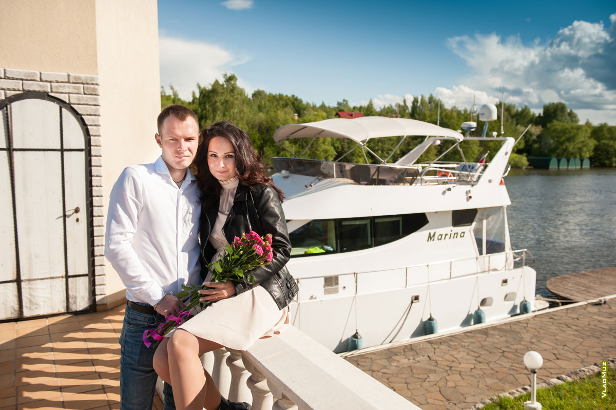 Фото влюбленной пары на фоне белой яхты Marina у набережной ресторана «Белый берег» (Раменский район, с. Верхнее Мячково)