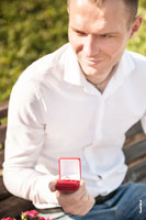 Фото мужчины с кольцом (в красной коробочке) в руке