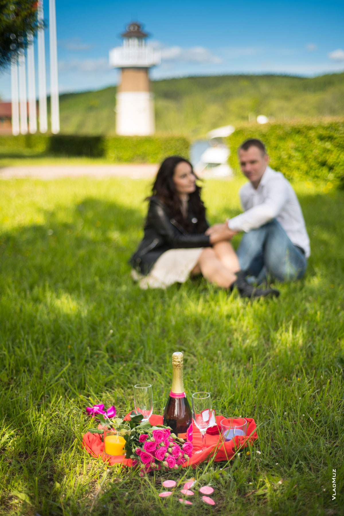 Фото мужчины с девушкой на лужайке на фоне маяка «Белого берега» (Раменский район, с. Верхнее Мячково)