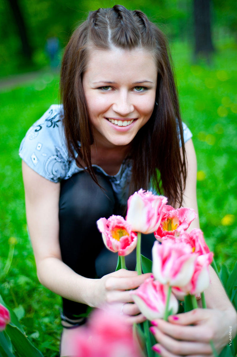Фото девушки с тюльпанами в московском Ботаническом саду МГУ