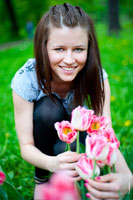 Фото девушки с тюльпанами