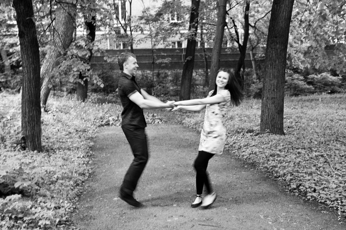 Романтическая круговерть влюбленной пары в Ботаническом саду МГУ