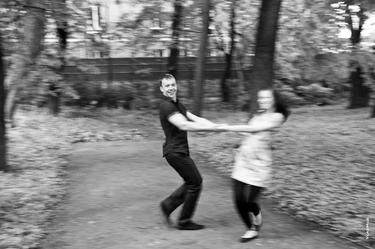 Динамичное фото кружащейся пары в московском Ботаническом саду МГУ