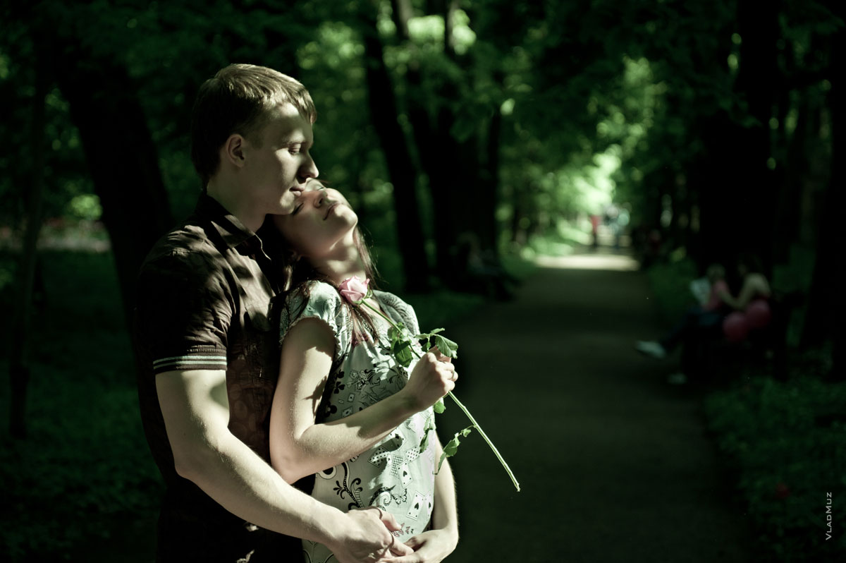 Фото влюбленных в солнечных лучах тенистой аллеи Ботанического сада МГУ