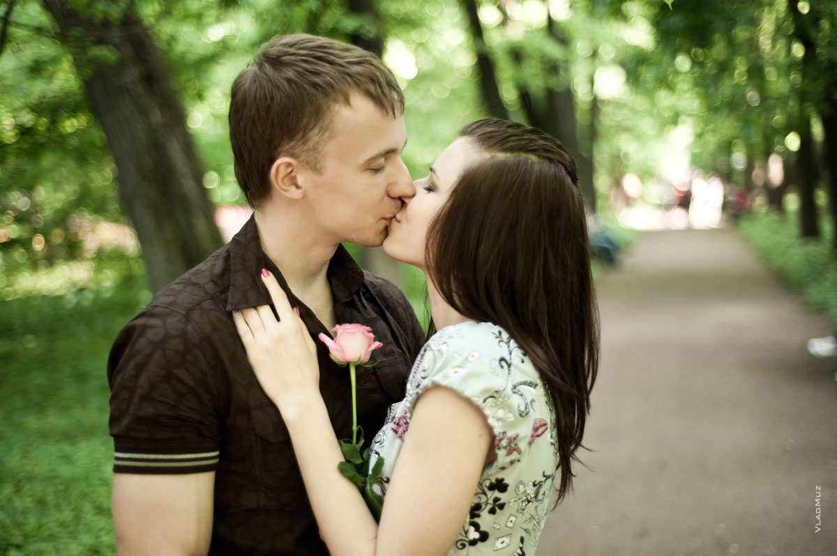 Первый поцелуй из галереи «Лав-стори в Ботаническом саду МГУ»