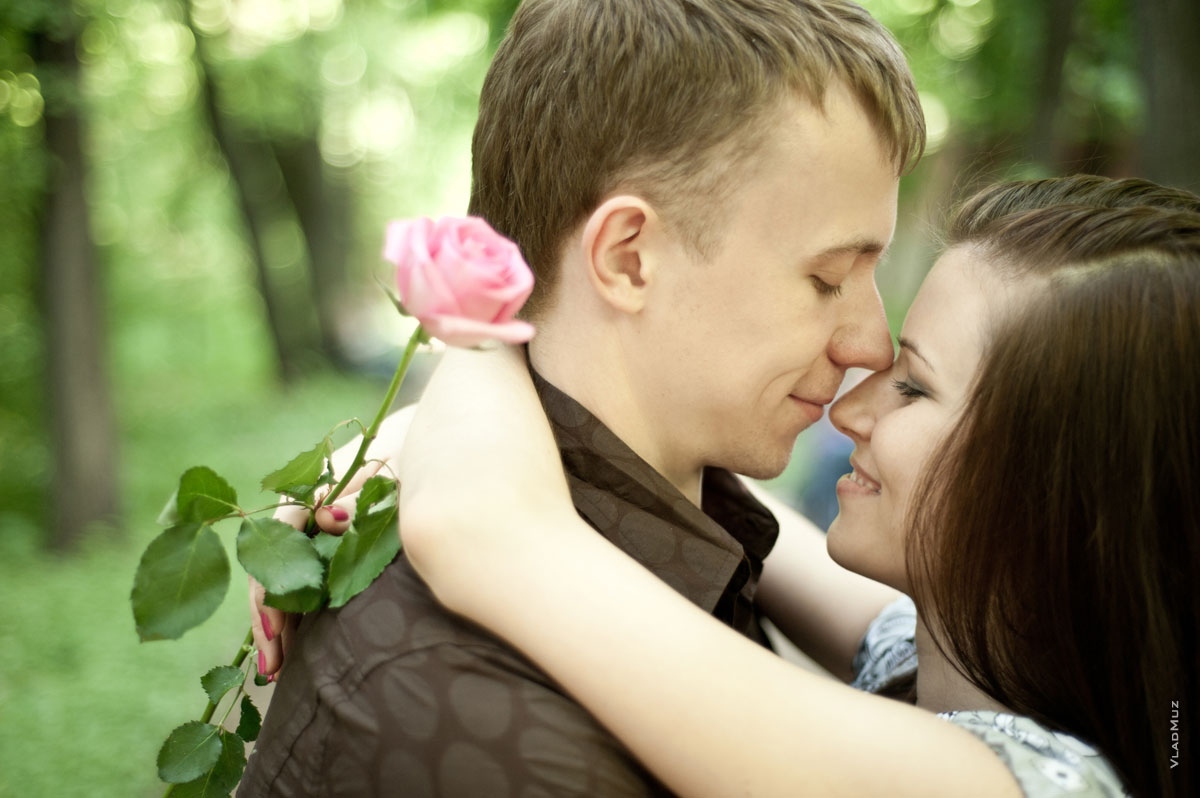 Фото розовой розы и Романа с Татьяной в Ботаническом саду МГУ