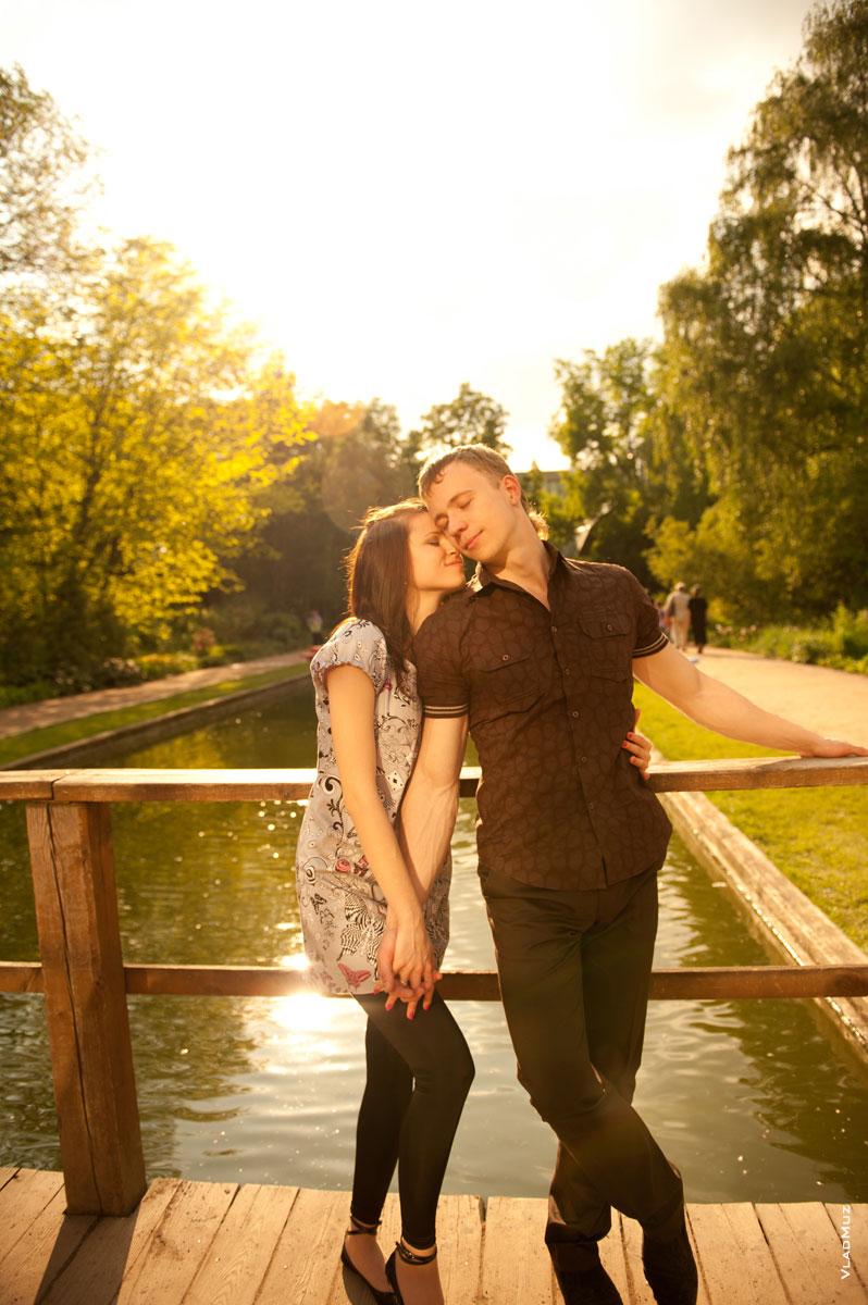 Летний лайфстайл для влюбленной пары в московском Ботаническом саду МГУ