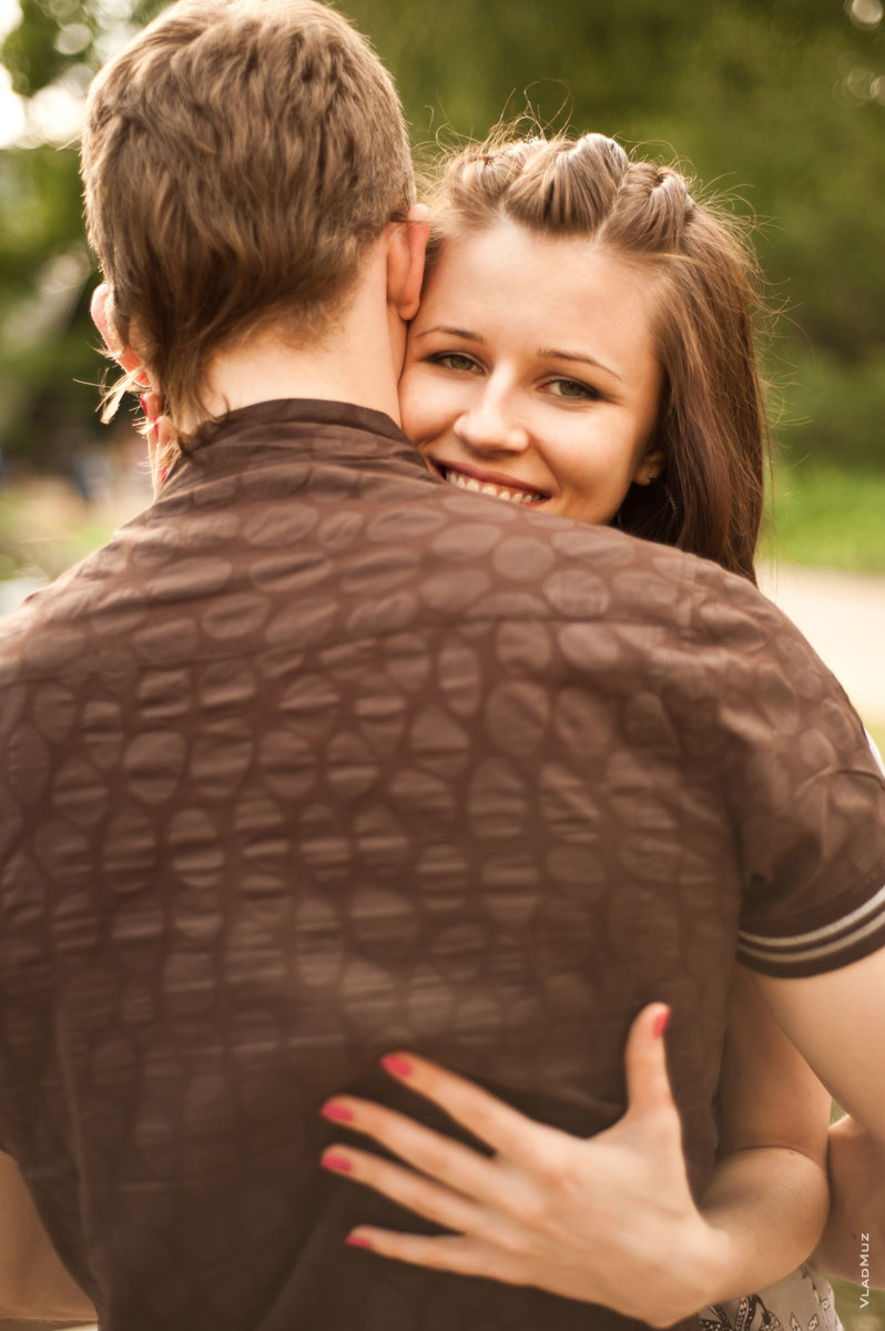 Фото счастливой девушки в объятиях с мужчиной