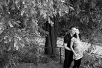 Фото молодой пары под деревом