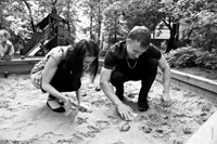 Таня пишет на песке, Рома лепит куличи