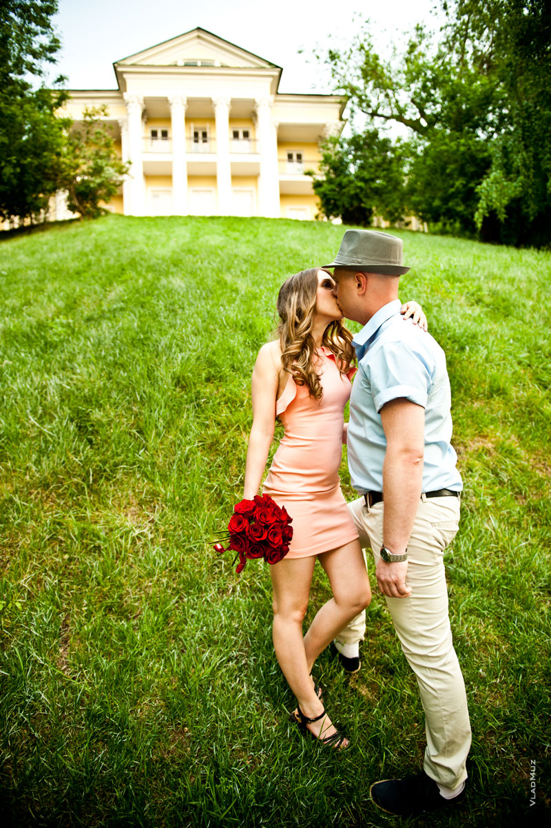 Фото поцелуя влюбленной пары на фоне летнего дома графа Орлова в парке Горького