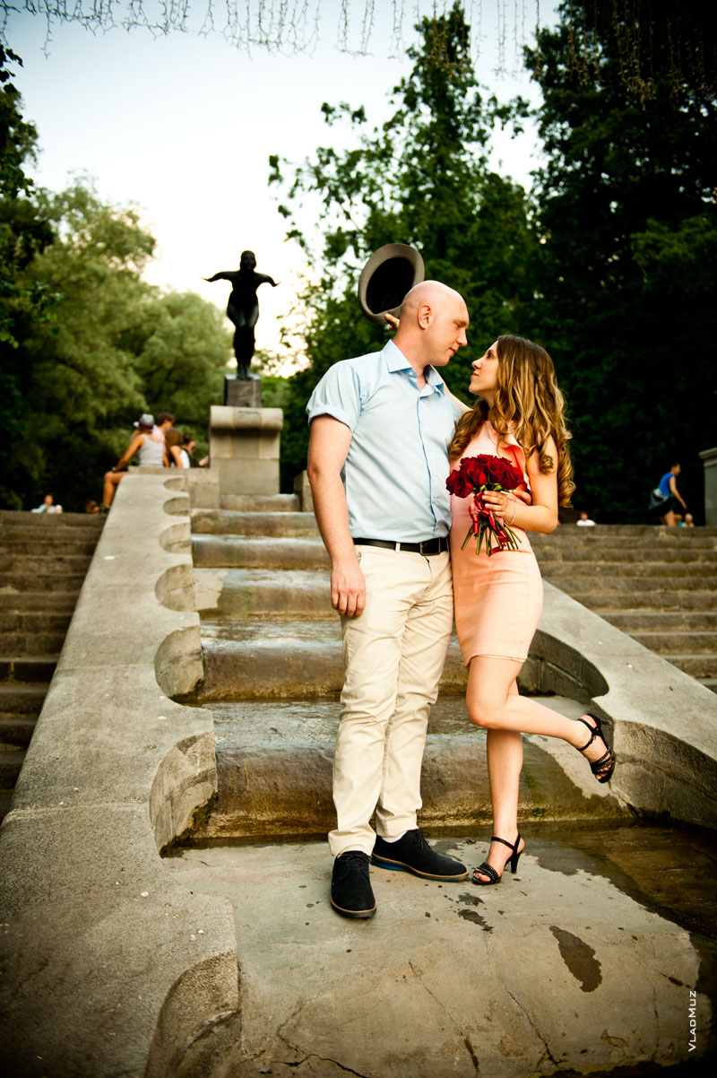 Фото влюбленных на ступенях каскадного фонтана в парке Горького, скульптура «Купальщица» виднеется вдали