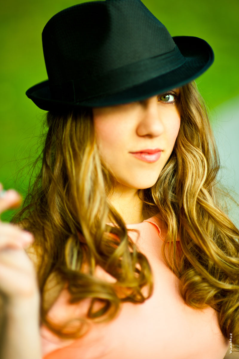 Фотопортрет девушки в черной шляпе с избирательной резкостью