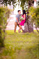 Фото влюбленных у березы: девушка с букетом сирени стоит спиной к дереву, мужчина перед ней