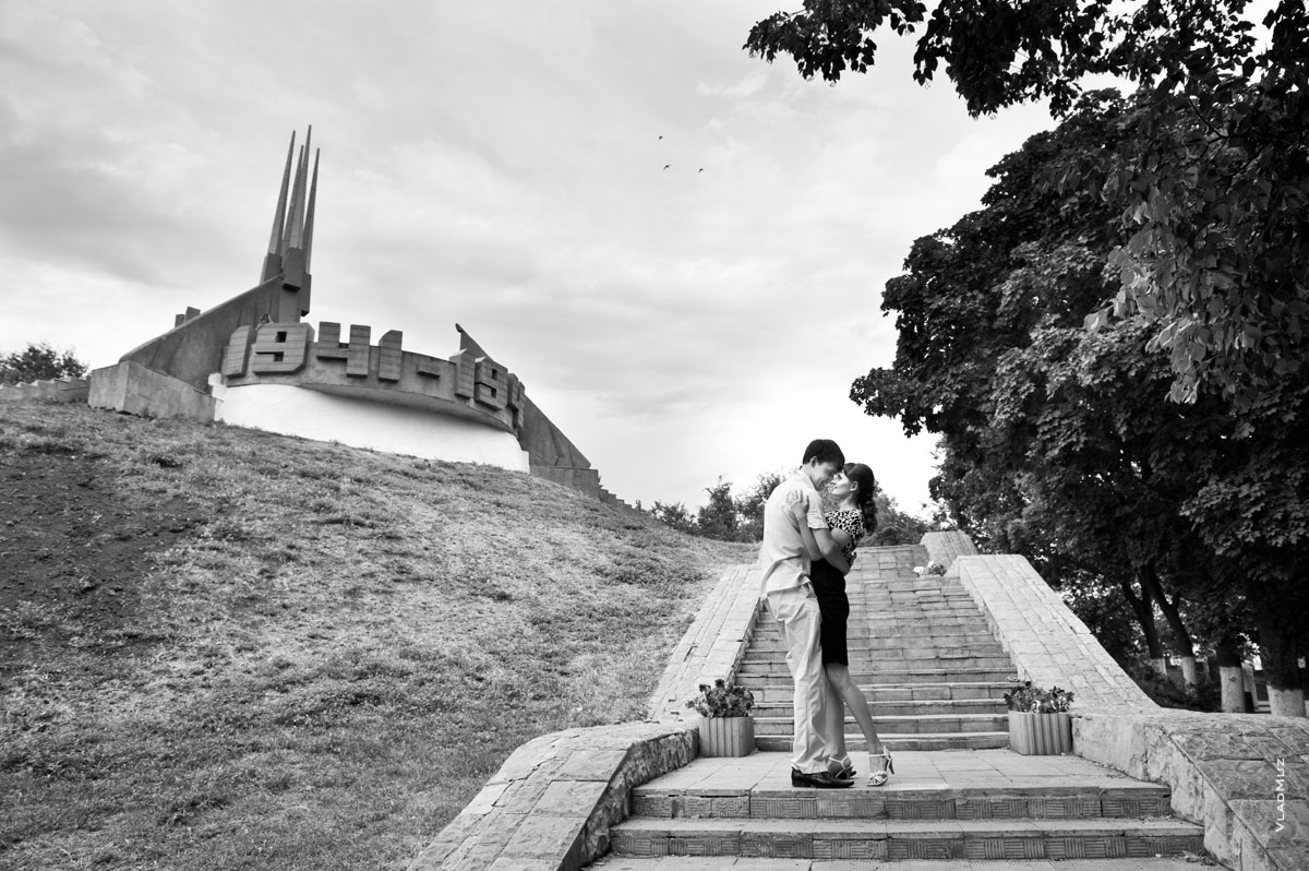 Фотография влюбленных в Новочеркасске на фоне лестницы к Вечному огню