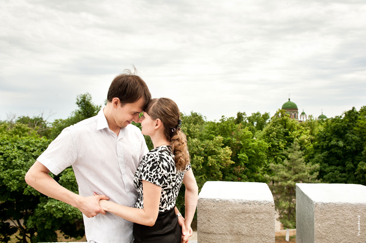 Фото влюбленных с видом на парк и Александровский собор в Новочеркасске