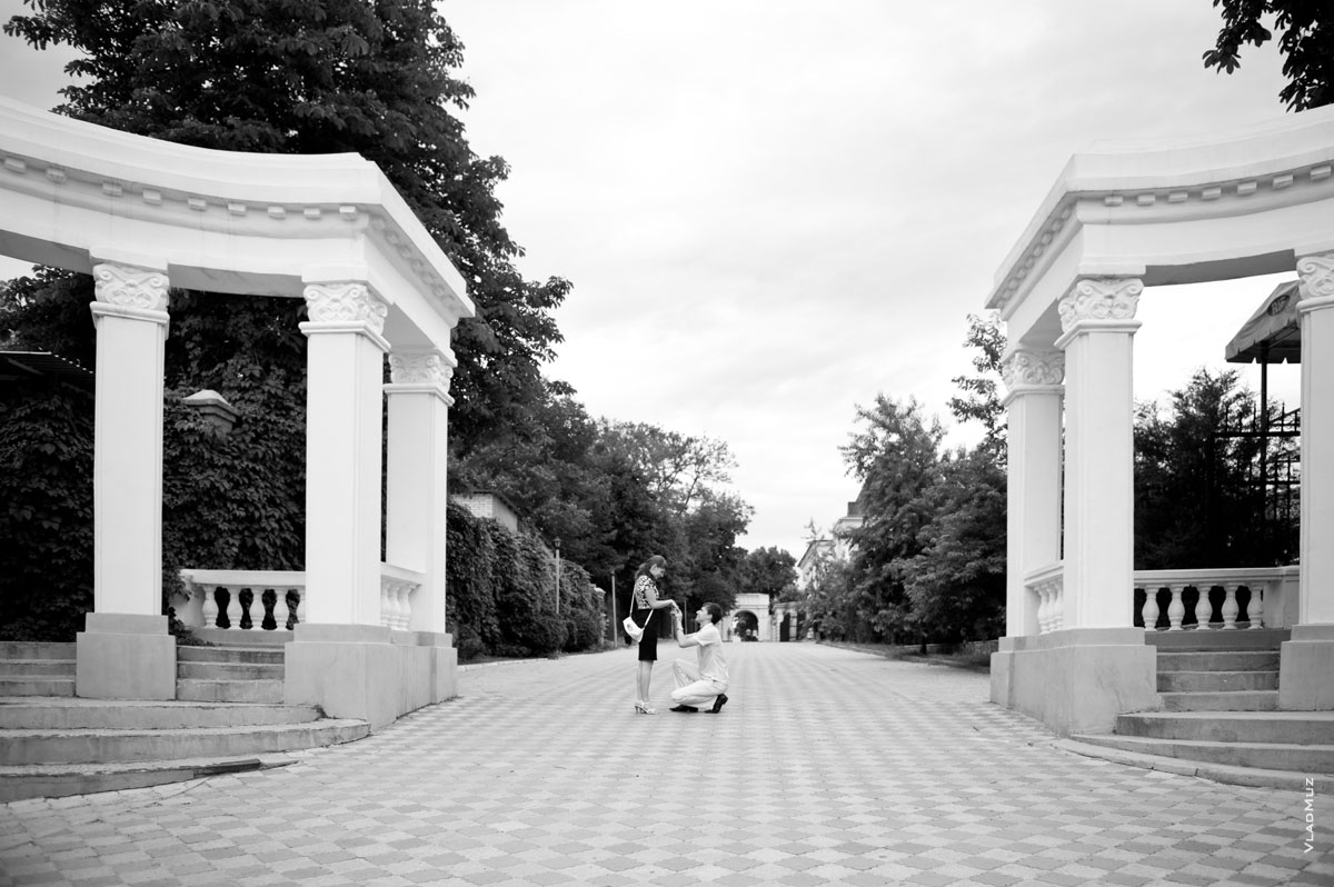 Фото юноши на колене перед девушкой в окружении колонн Александровского сада