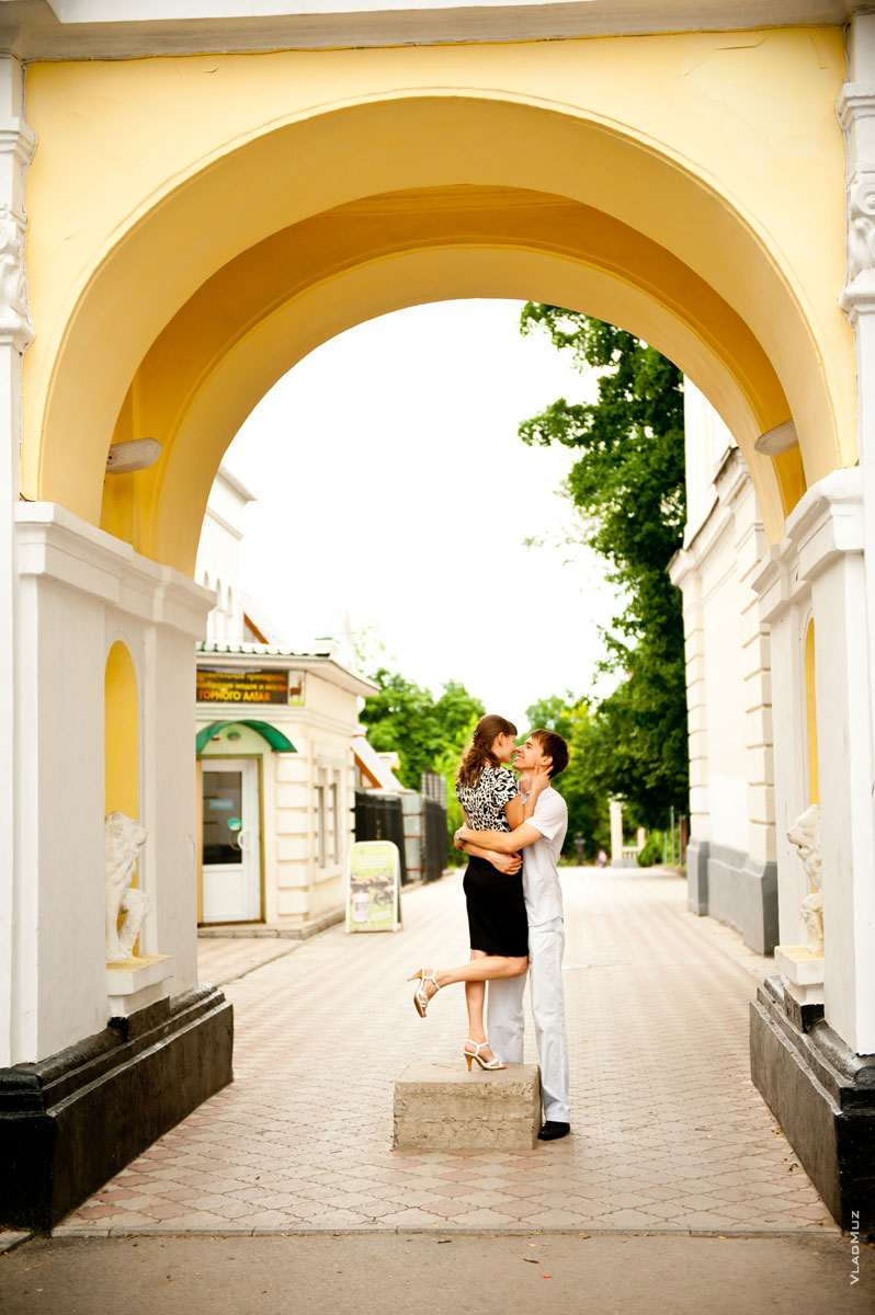 Романтическое фото в арке Александровского сада г. Новочеркасска