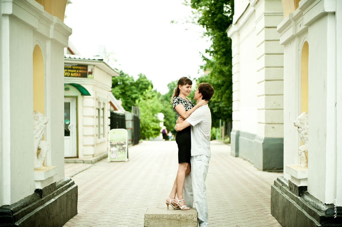 Фото будущих молодоженов в арке на входе в Александровский сад Новочеркасска