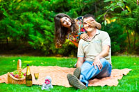 Веселое фото мужчины и девушки на лужайке в парке Толоконникова