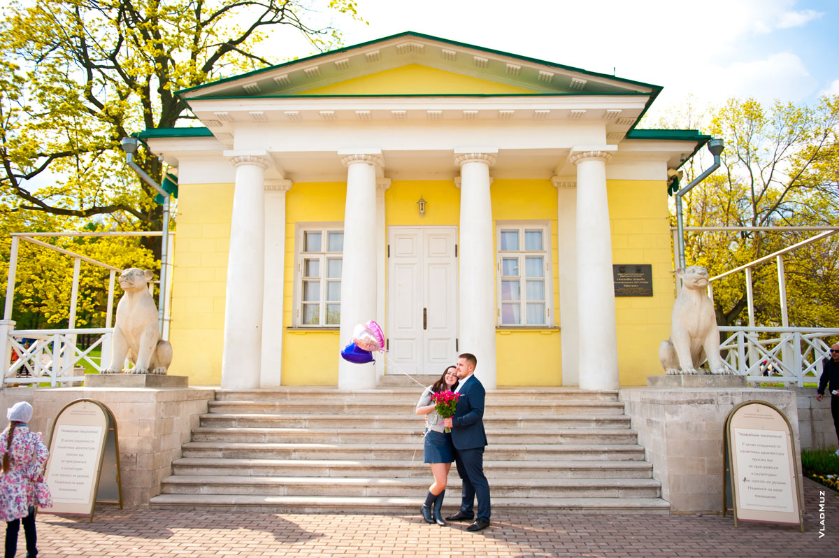 Романтическое фото влюбленной пары на фоне главного фасада Дворцового павильона 1825 года в Коломенском