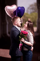 Парное фото мужчины и девушки с цветами в объятиях