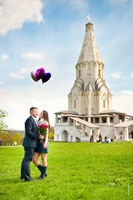 Фото мужчины и девушки в полный рост на фоне храма Вознесения в Коломенском