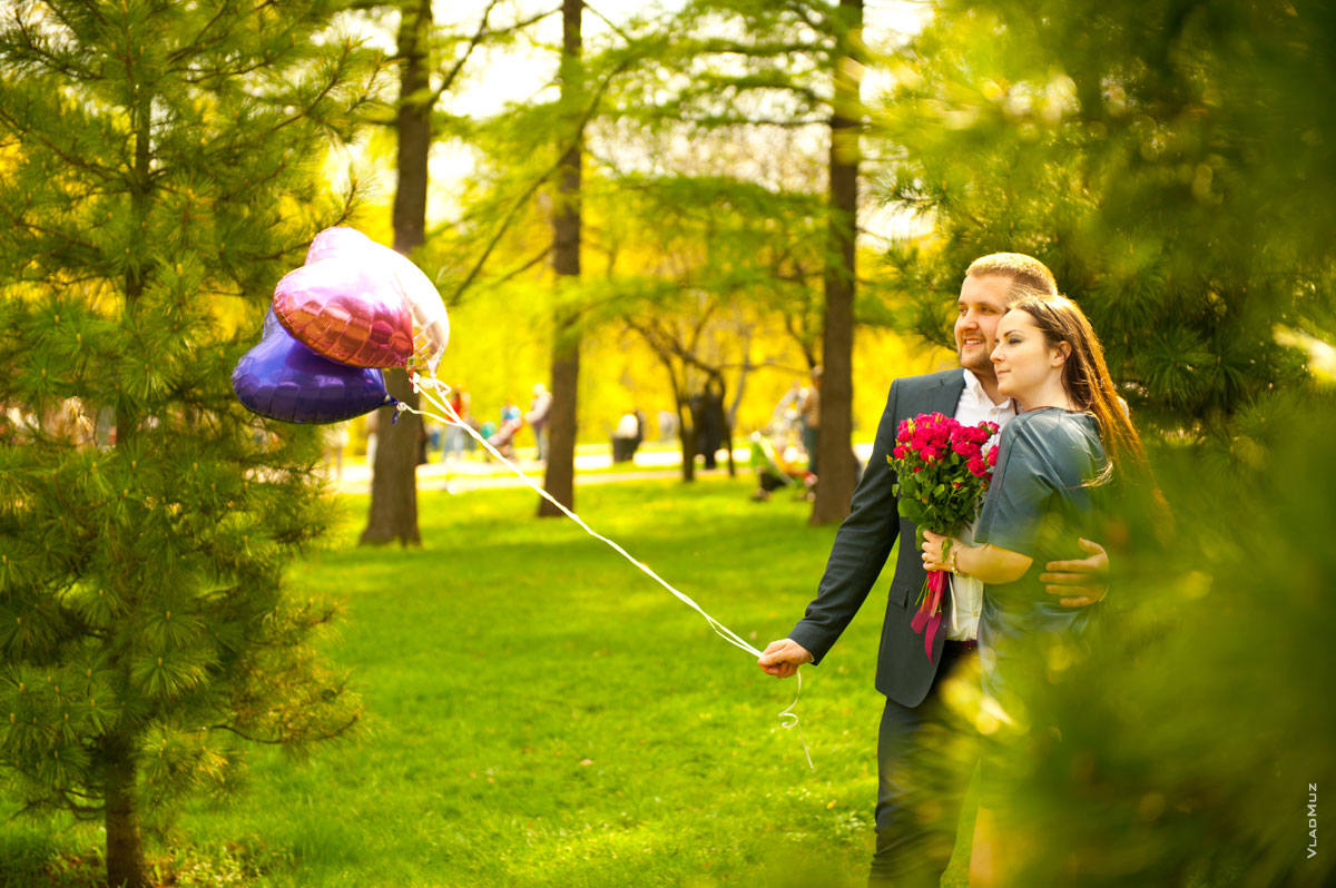 Романтическое фото влюбленной пары среди хвойных ветвей парка Коломенское