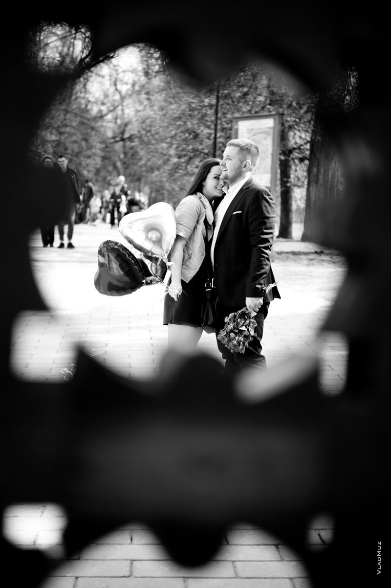 Фото, как подглядывание: сквозь резные узоры ворот видно счастливую влюбленную пару