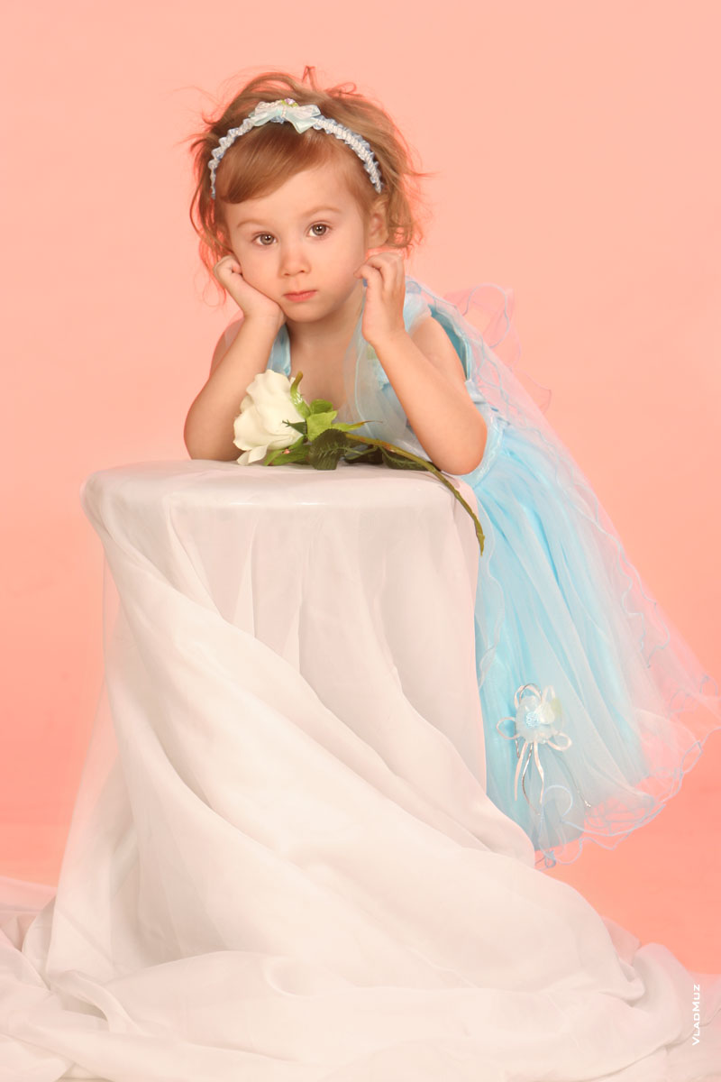 Фото маленькой девочки-модели в платье из детского студийного портфолио