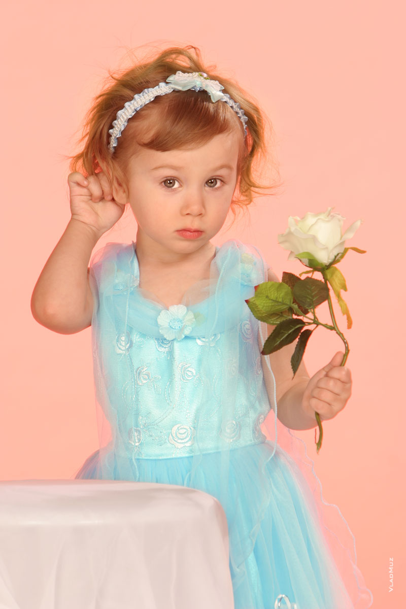 Студийный фотопортрет маленькой девочки в платье из детского портфолио