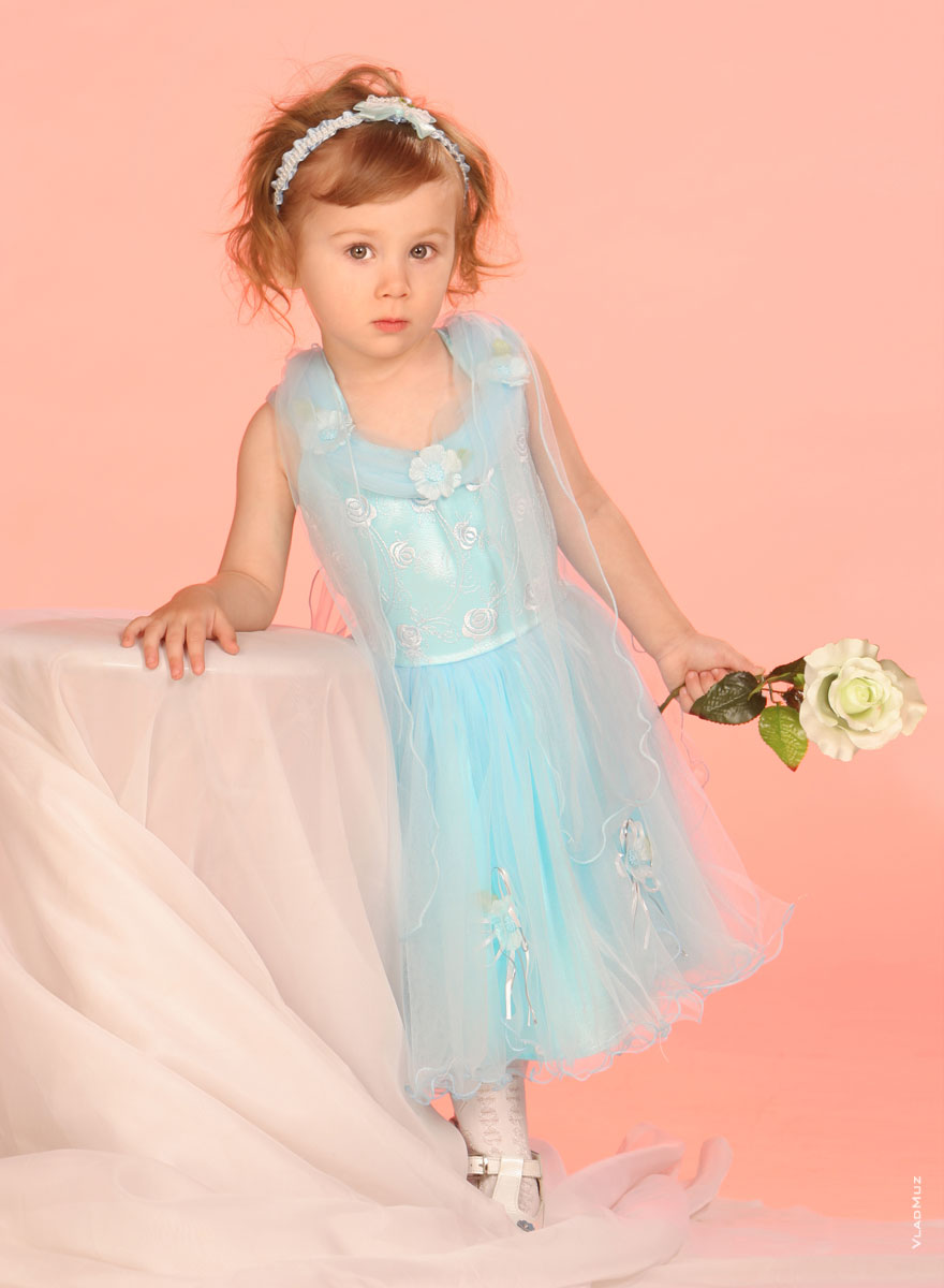 Студийное фото маленькой девочки в платье в полный рост из детского портфолио