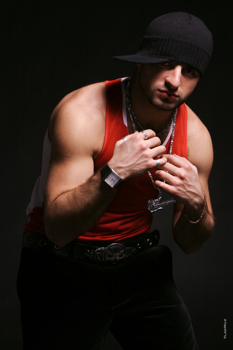 Фотопортрет мужчины в боксерской стойке (чтобы показать часы)