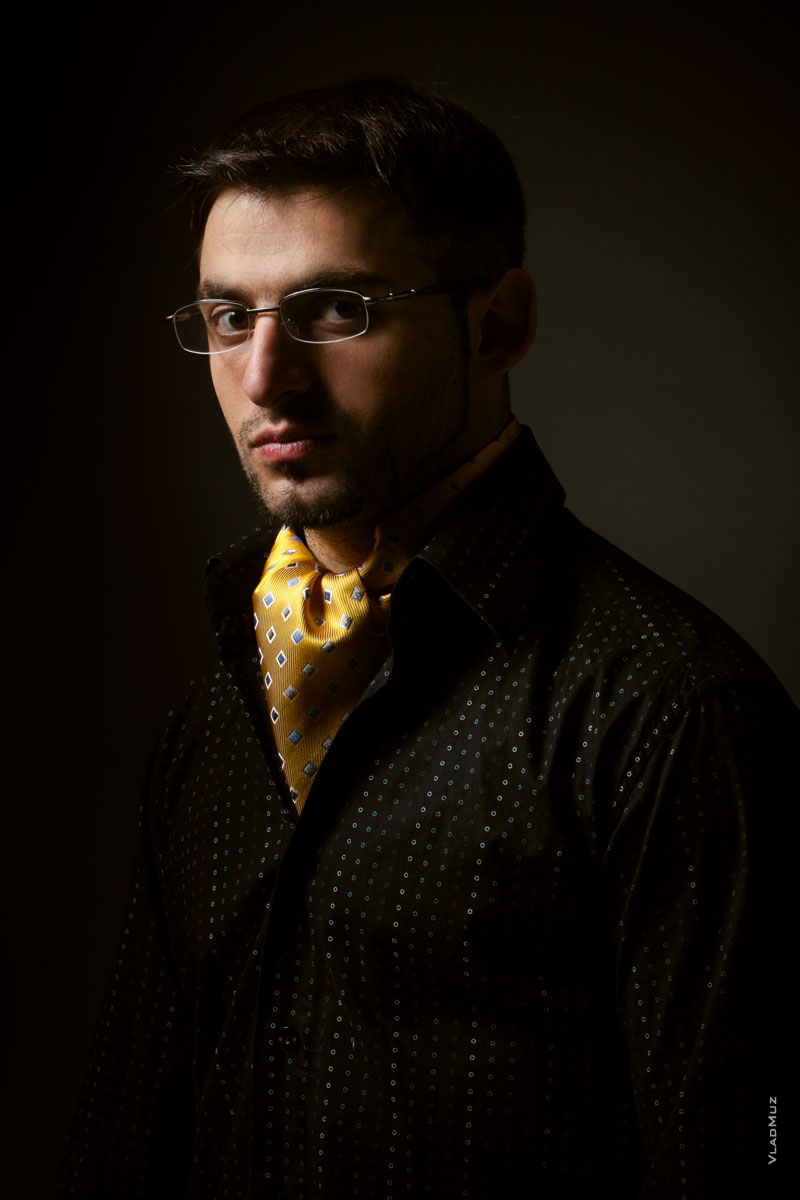 Художественный фотопортрет в образе интеллигентного мужчины в очках для портфолио
