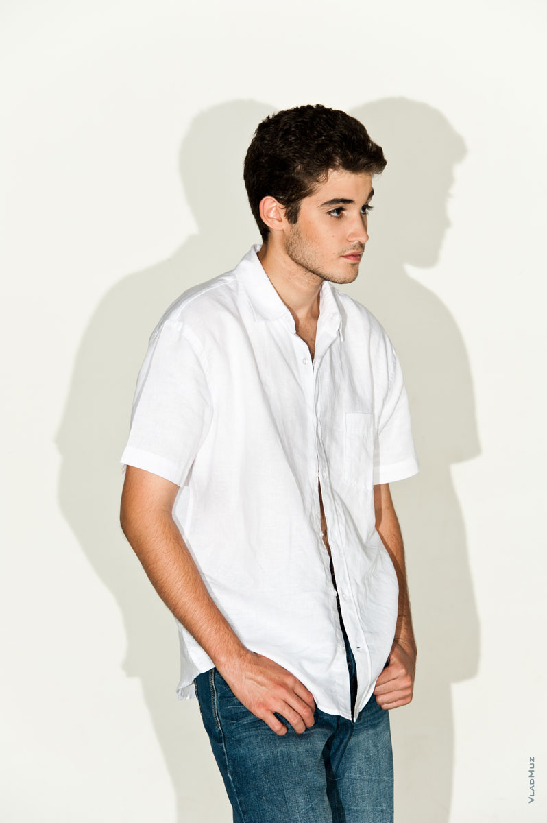 Поясной фотопортрет мужчины в стиле «кэжуал» (casual) на белом фоне