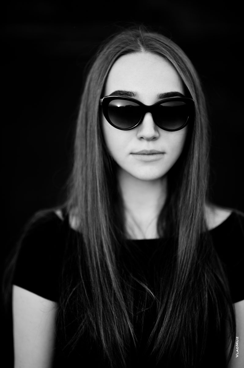 Черно-белый фотопортрет девушки в солнечнозащитных очках