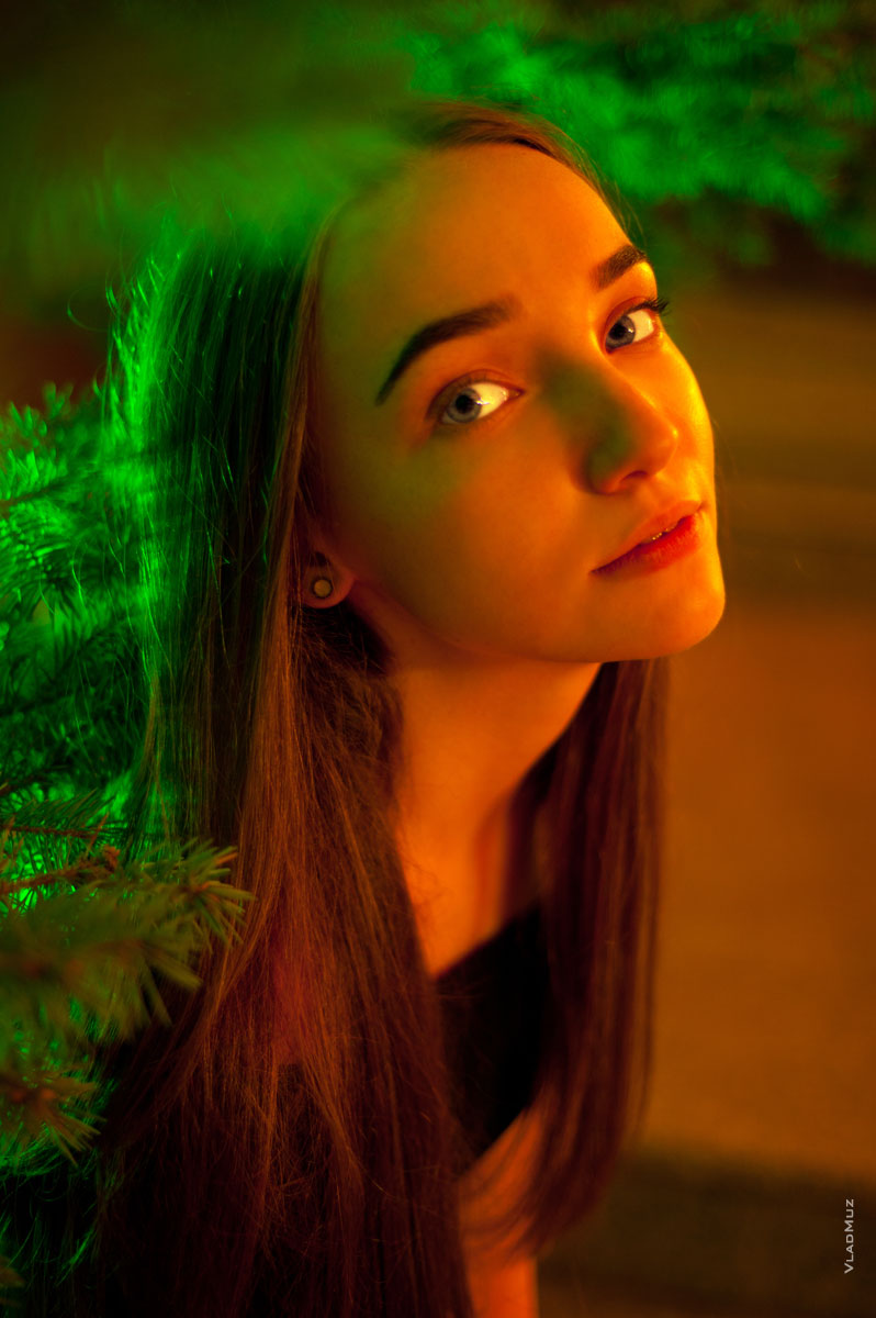 Фото девушки на улице в смешанных цветах: зеленом и теплом, красном цвете