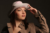 Гламурный фотопортрет девушки в шляпе с рукой