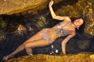Фотосессия девушки-модели в купальнике на берегу моря в Крыму