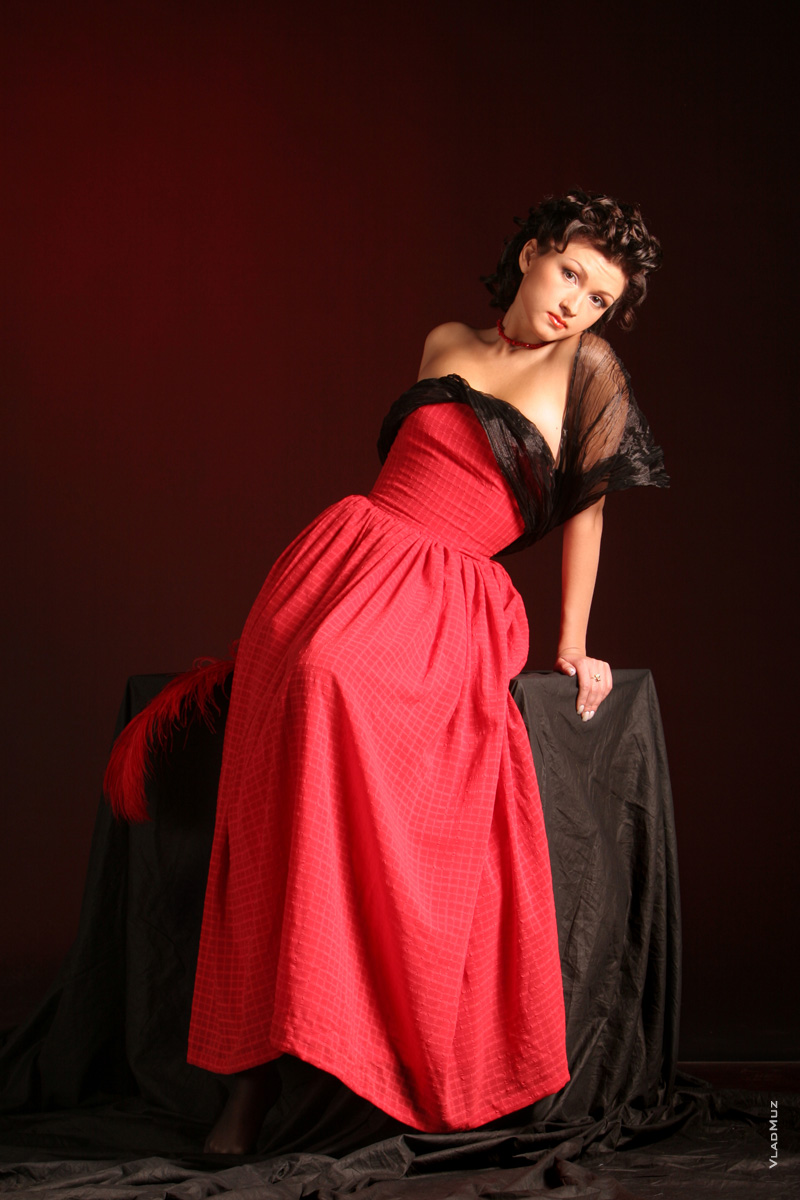 Художественный женский фотопортрет в полный рост «Дама в красном платье»