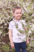 Фото мальчика на фоне весеннего цветущего дерева