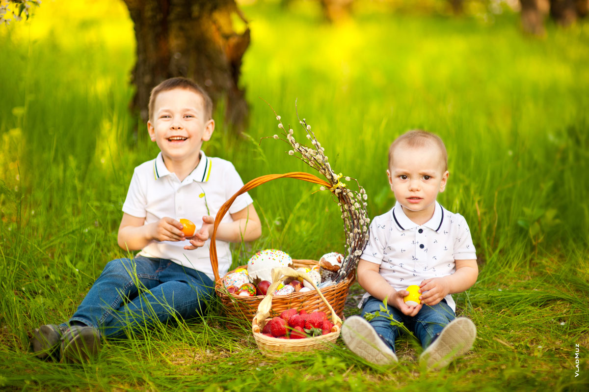 Фото детей в весеннем саду, на лужайке, под деревом