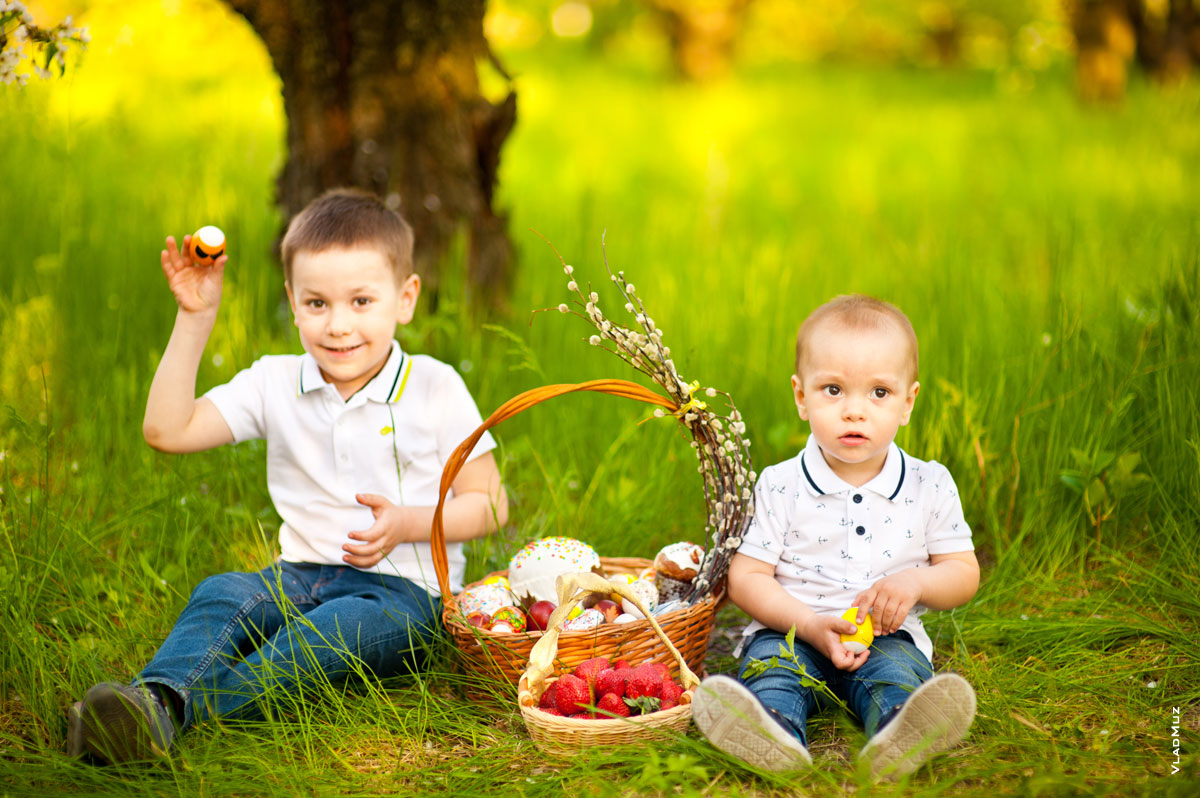 Фото детей в весеннем саду, на лужайке, с клубникой и пасхальными куличами